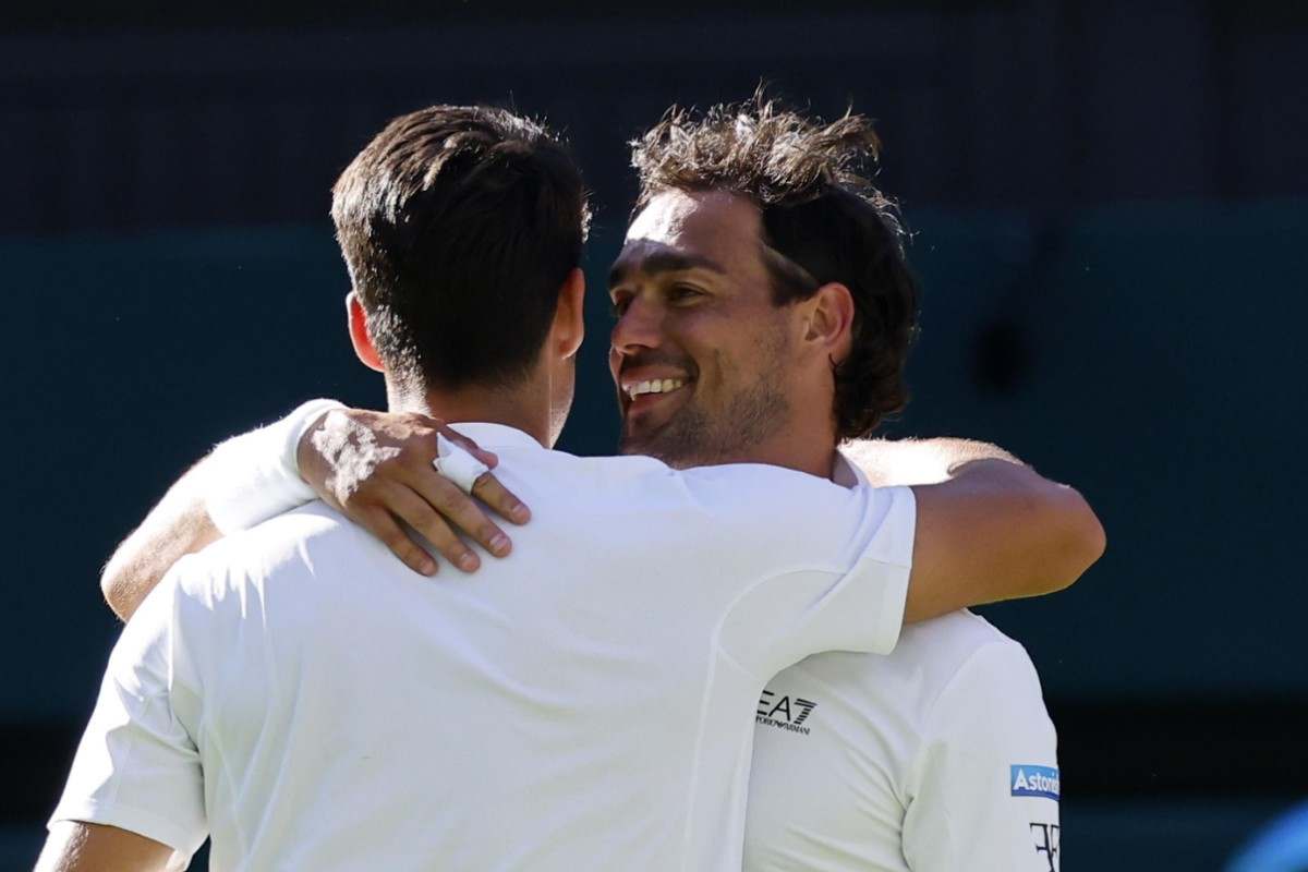 Alcaraz e Fognini si abbracciano dopo il match