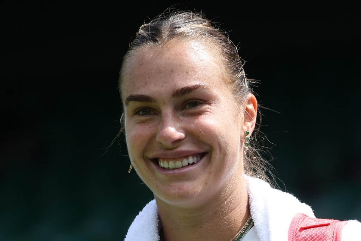 Aryna Sabalenka sorride sui campi di Wimbledon