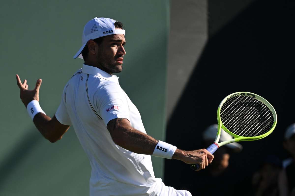 Berrettini in azione con il rovescio a Wimbledon 2025