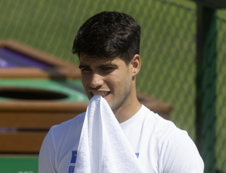Carlos Alcaraz in una sessione d'allenamento a Wimbledon