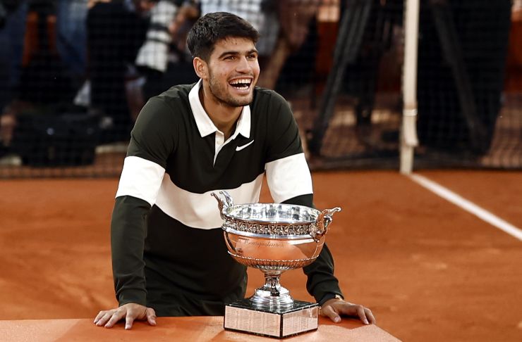 Carlos Alcaraz col trofeo a Parigi