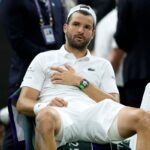 Dimitrov si tocca il pettorale infortunato