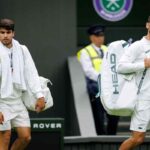 Novak Djokovic e Carlos Alcaraz entrano in campo