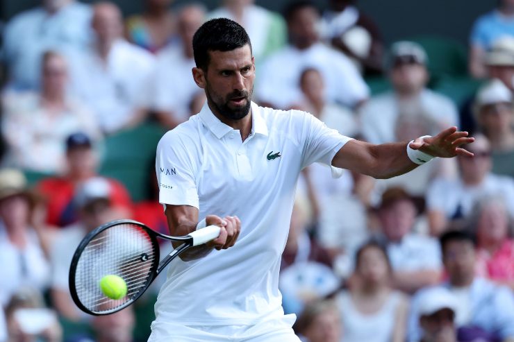 Novak Djokovic esegue un diritto a Wimbledon