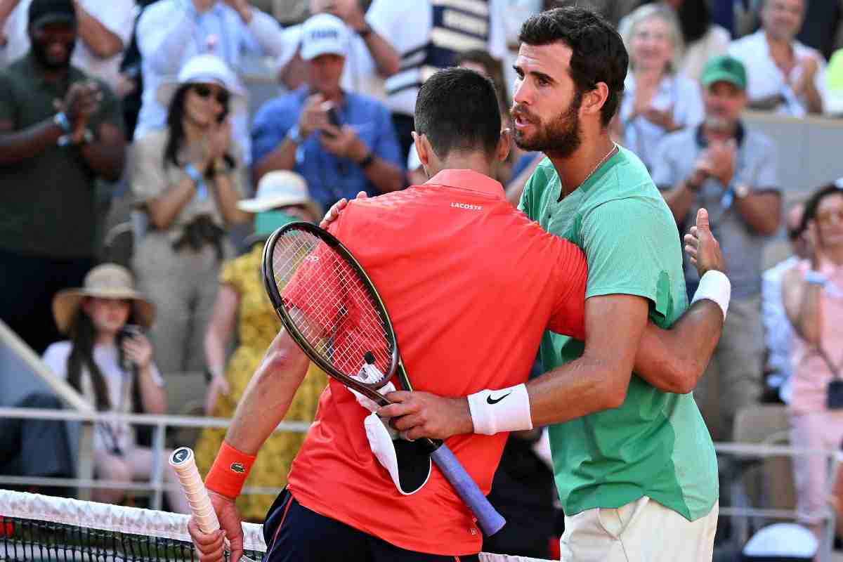 Djokovic e Khachanov si abbracciano a rete al termine di una partita