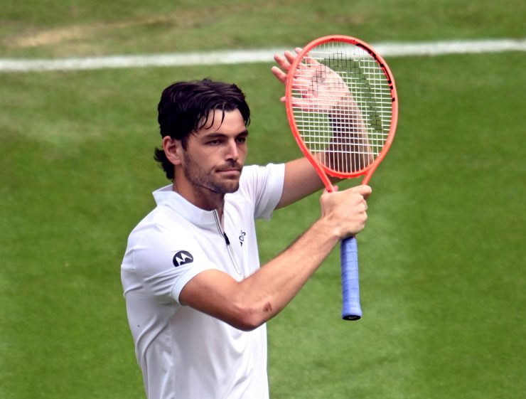 Taylor Fritz saluta il pubblico di Wimbledon