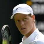 Jannik Sinner teso durante un match a Wimbledon