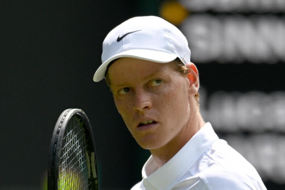 Jannik Sinner teso durante un match a Wimbledon