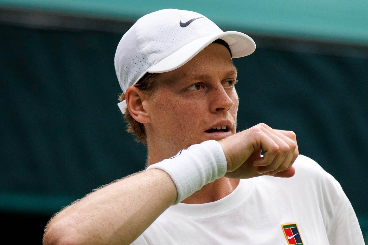 Jannik Sinner in una sessione d'allenamento a Wimbledon