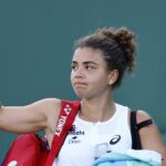 Jasmine Paolini saluta il pubblico di Wimbledon
