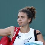 Jasmine Paolini saluta mestamente il pubblico di Wimbledon