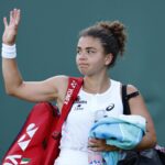 Jasmine Paolini saluta il pubblico di Wimbledon