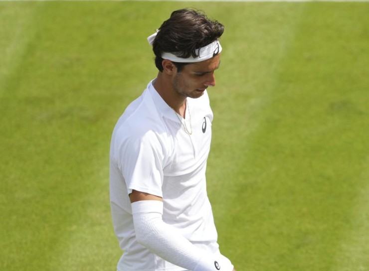 Lorenzo Musetti sconsolato a Wimbledon