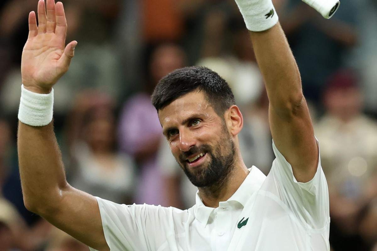 Novak Djokovic saluta il pubblico dopo l'esordio a Wimbledon