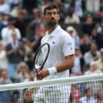 Novak Djokovic guarda il proprio angolo