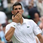 Novak Djokovic manda un bacio al pubblico di WImbledon