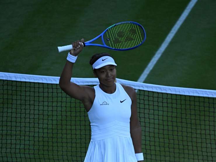 Naomi Osaka saluta i tifosi con la racchetta