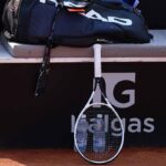 Una racchetta da tennis poggiata in terra