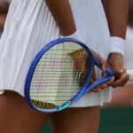 Una racchetta da tennis in mano ad una giocatrice