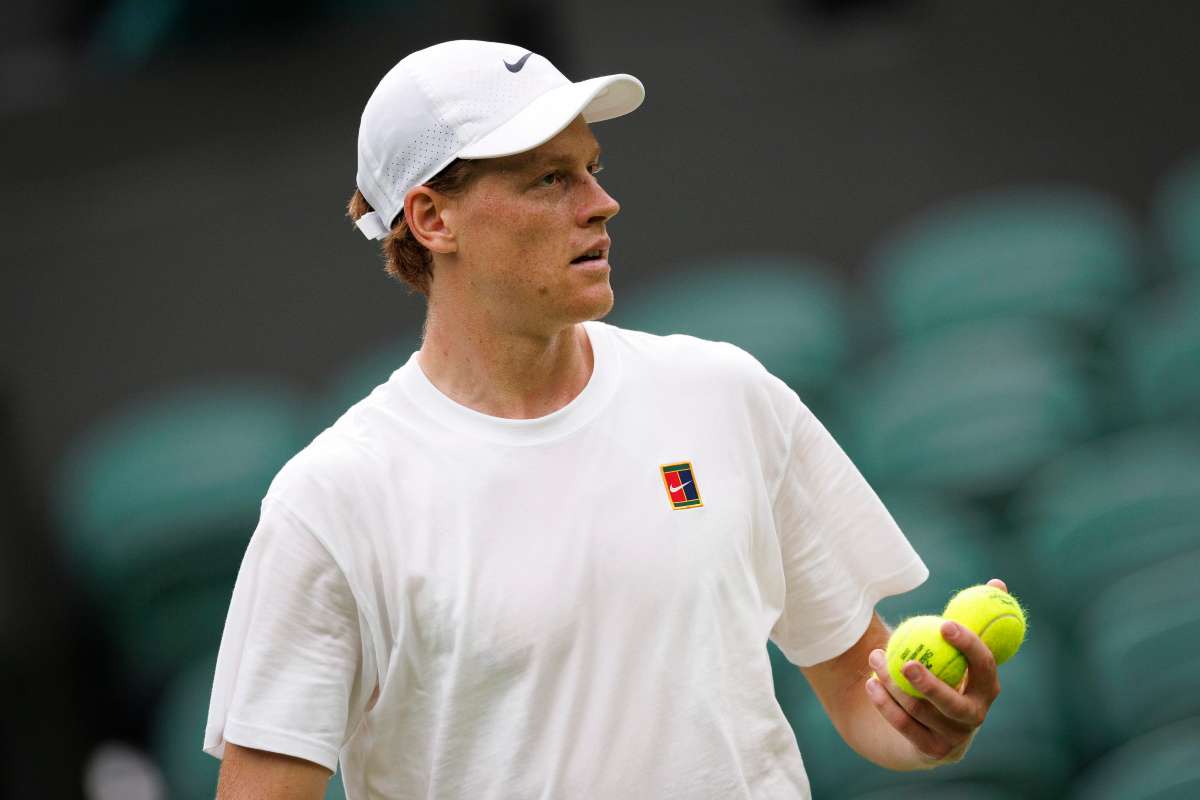 Jannik Sinner con due palline in mano