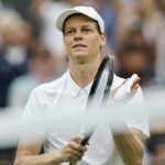 Jannik Sinner applaude i tifosi con la racchetta
