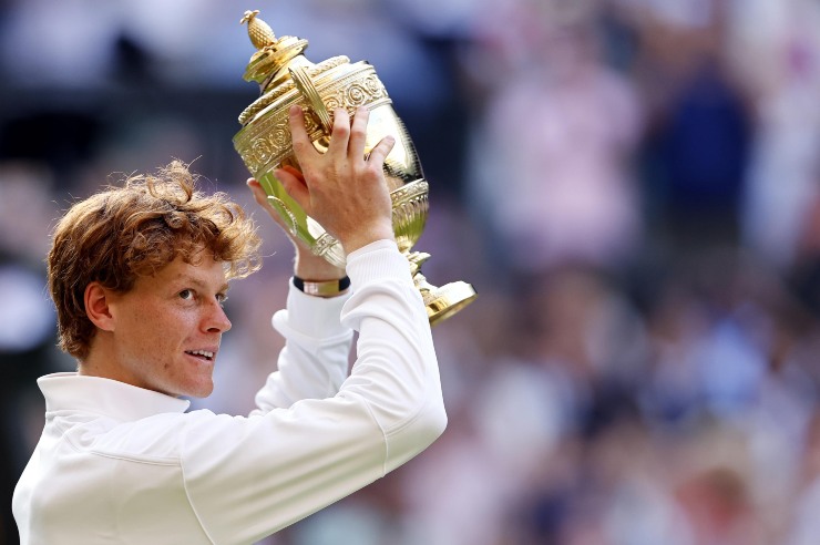 Jannik Sinner premiato dopo la vittoria di Wimbledon
