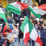 Tifosi italiani che sventolano bandiere