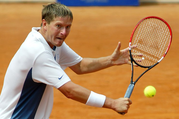 Yevgeny Kafelnikov mentre esegue una volèe