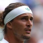 Sascha Zverev affranto durante il match a Wimbledon