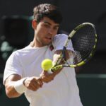 Carlos Alcaraz in azione a Wimbledon
