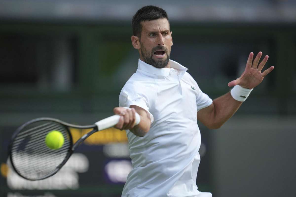 Djokovic in completo bianco a Wimbledon