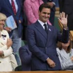 Roger Federer saluta il pubblico a Wimbledon