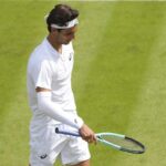 Lorenzo Musetti lascia il campo deluso a Wimbledon
