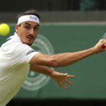 Lorenzo Sonego in azione a Wimbledon