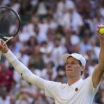 Sinner esulta dopo la vittoria a Wimbledon