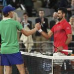 stretta di mano tra Sinner e Djokovic