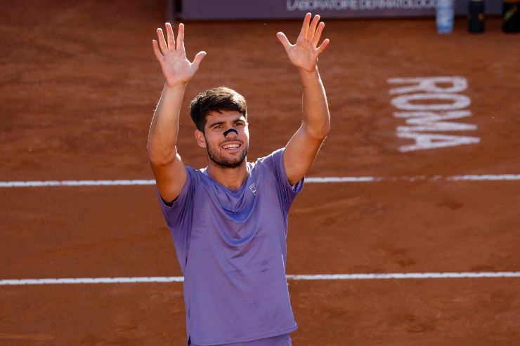 Carlos Alcaraz saluta i tifosi dopo una vittoria
