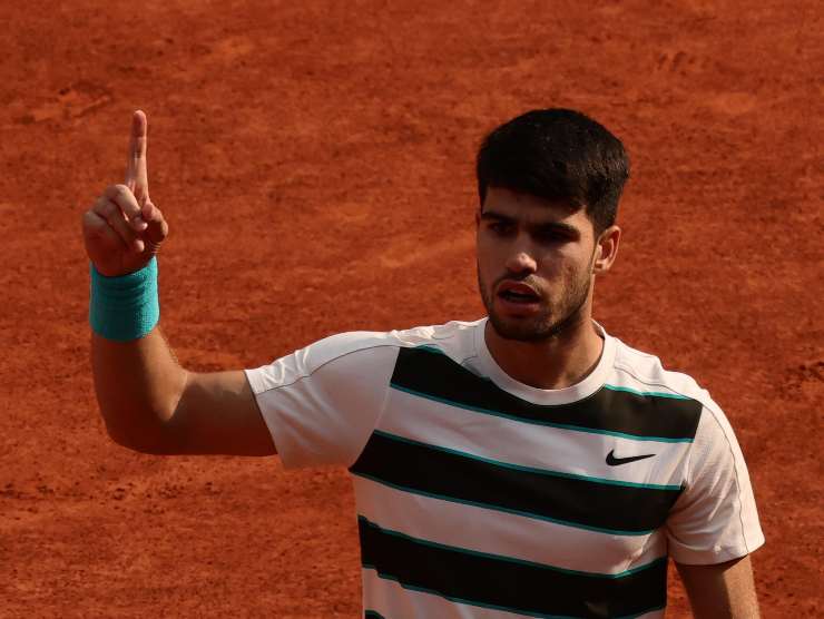 Carlos Alcaraz punta il dito verso l'alto