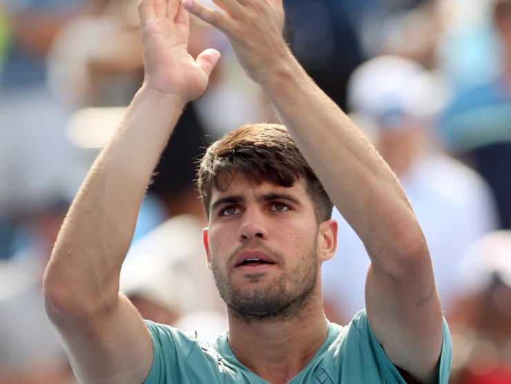 Carlos Alcaraz applaude i tifosi