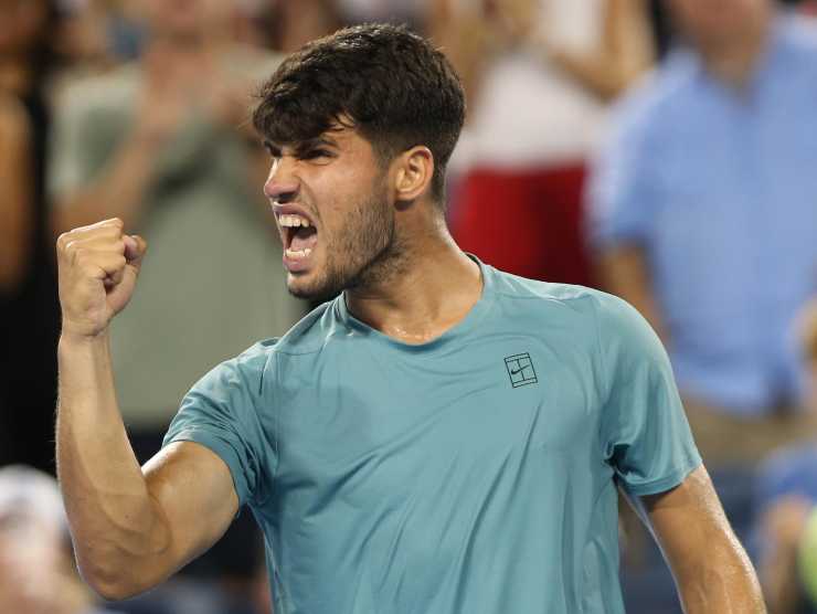 Carlos Alcaraz esulta dopo una vittoria