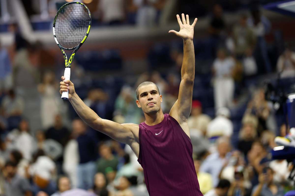 Carlos Alcaraz esulta alzando le braccia