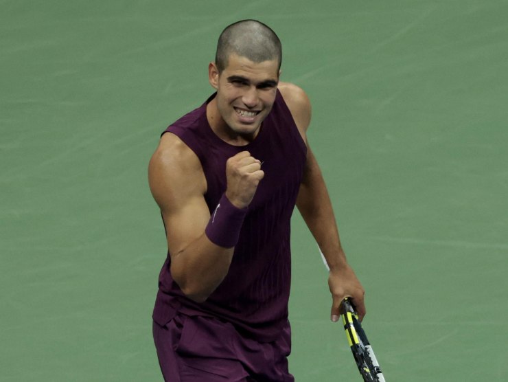 Carlos Alcaraz esulta con un pugno