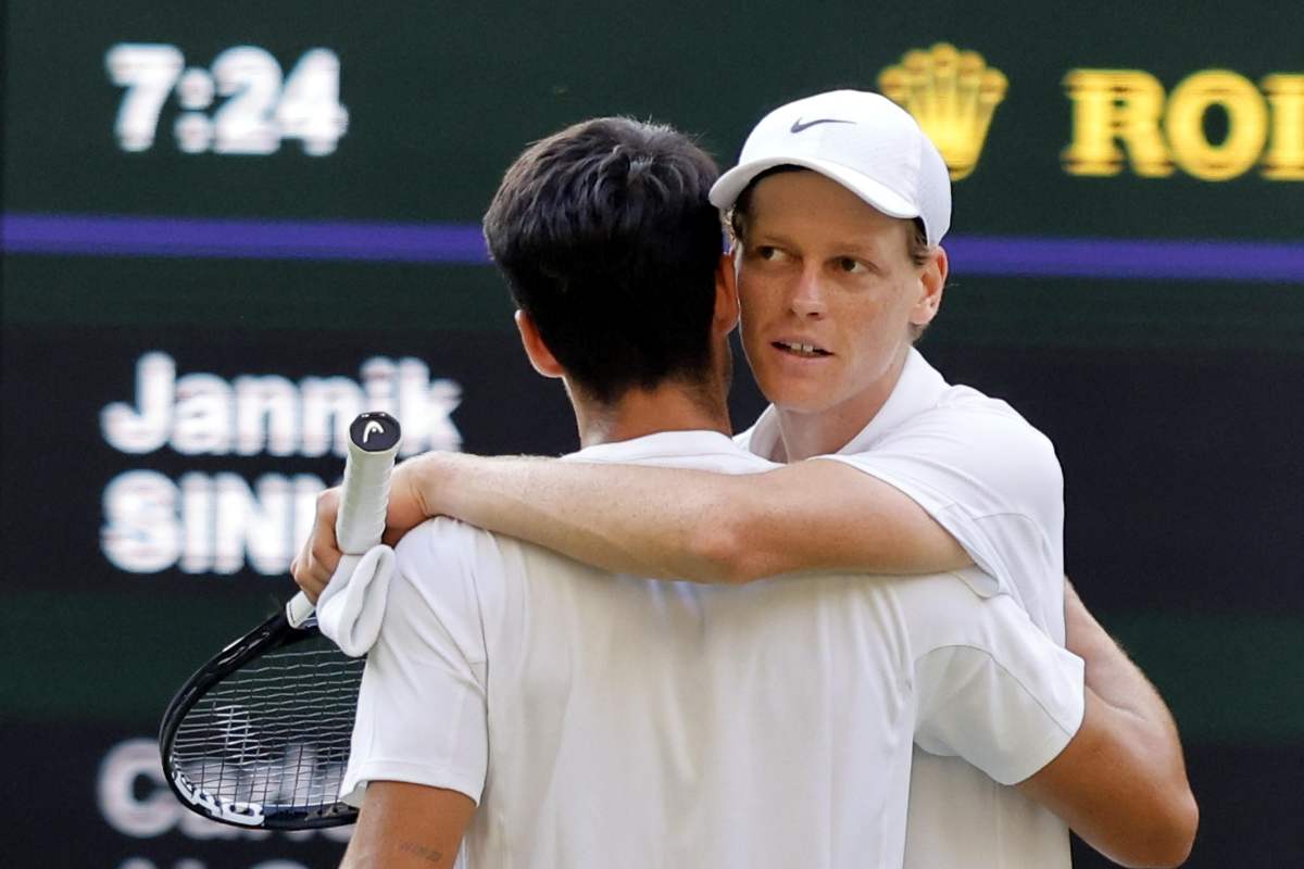 Alcaraz e Sinner si abbarcciano a Wimbledon