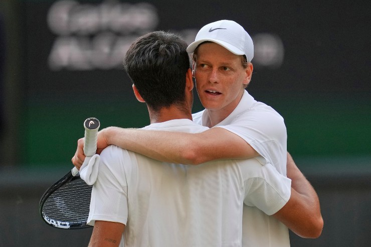 Jannik Sinner e Carlos Alcaraz si abbracciano