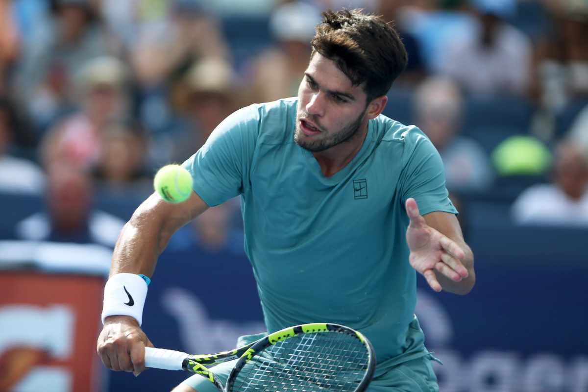 Alcaraz in azione con un rovescio delicato al Cincinnati Open
