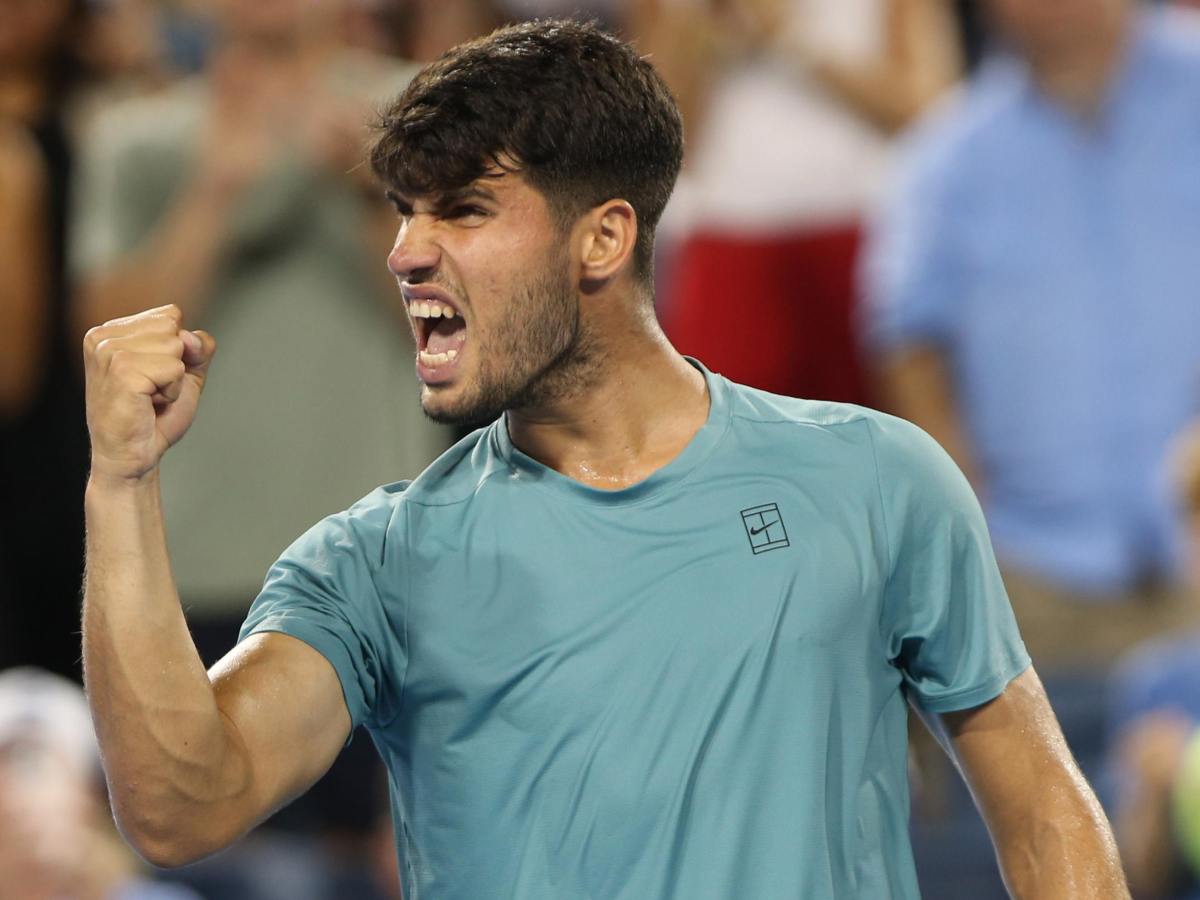 Alcaraz esulta energicamente mostrando il pugno