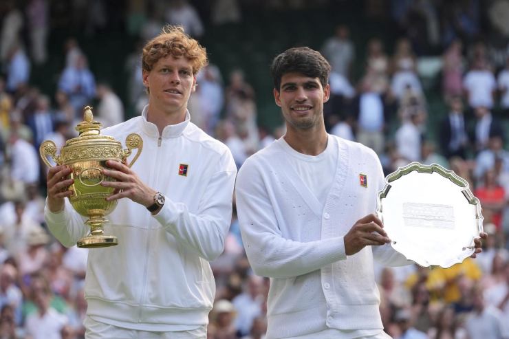 Alcaraz e Sinner alla premiazione di Wimbledon