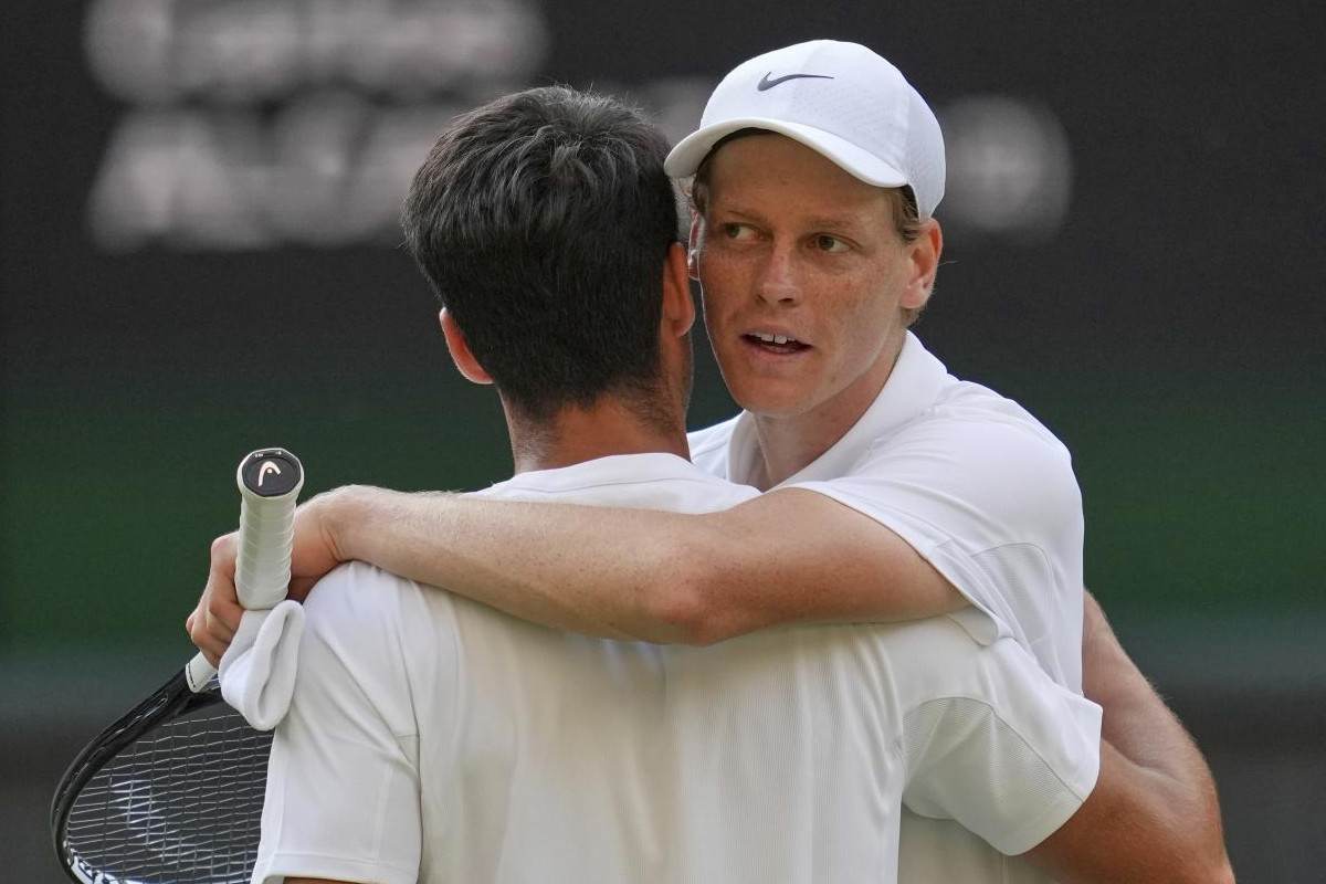 Alcaraz e Sinner si abbracciano a Wimbledon