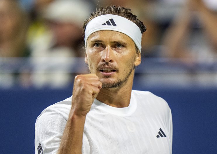 Alexander Zverev in primo piano e mentre stringe il pugno 