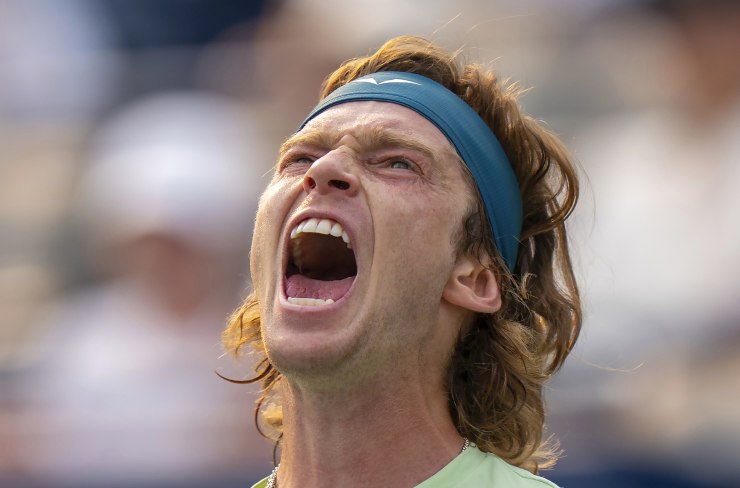Andrey Rublev urla durante un match